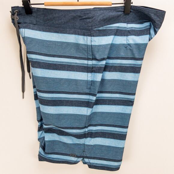 Travis Mathew Swim Boardshorts Mens 34W 10'' Inseam Blue Striped Unlined Pockets - Picture 4 of 11